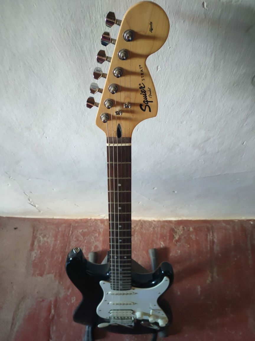 Fender Squier Affinity Strat e amplificador Fender Bullet 150