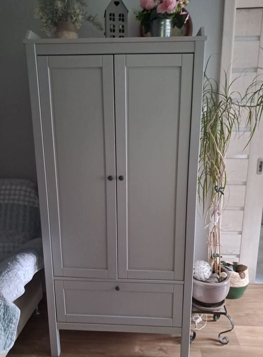 Szafa Ikea Sundvik w delikatnymi odcieniu szarości