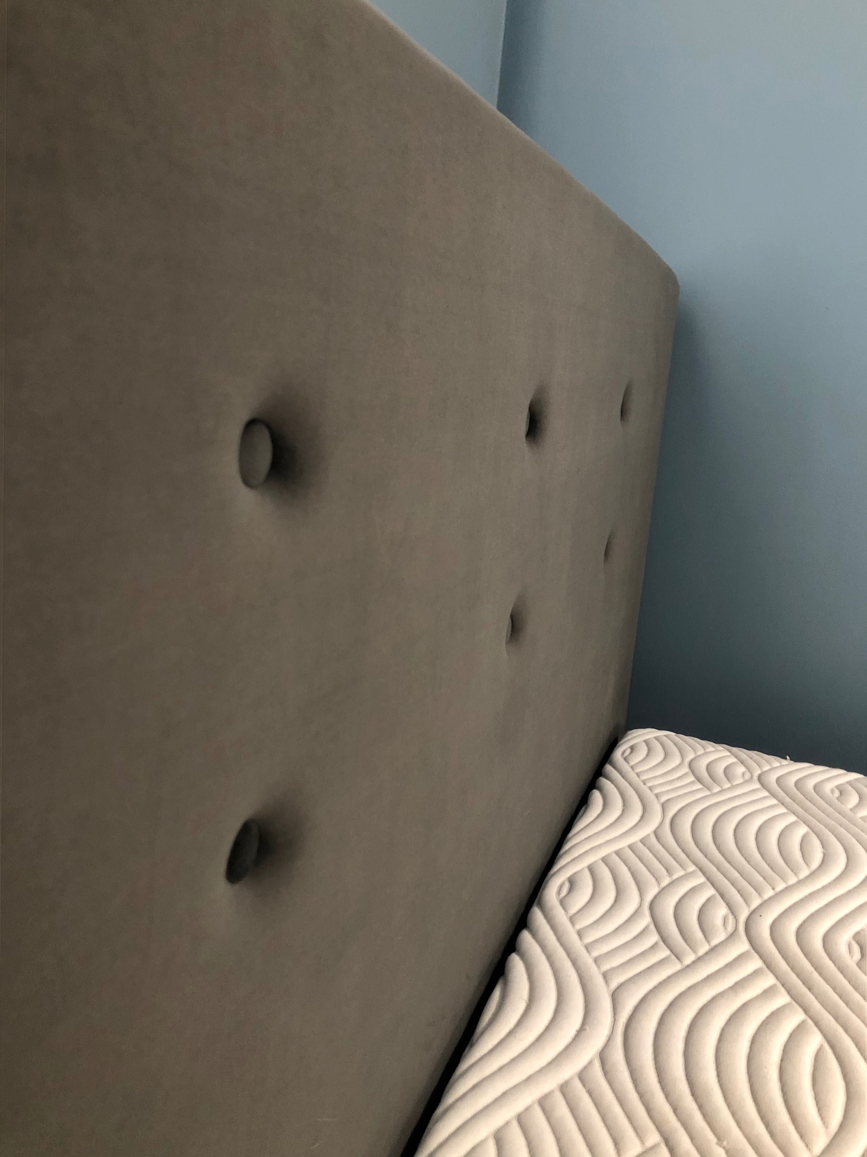 Łóżko tapicerowane z zagłówkiem - szare