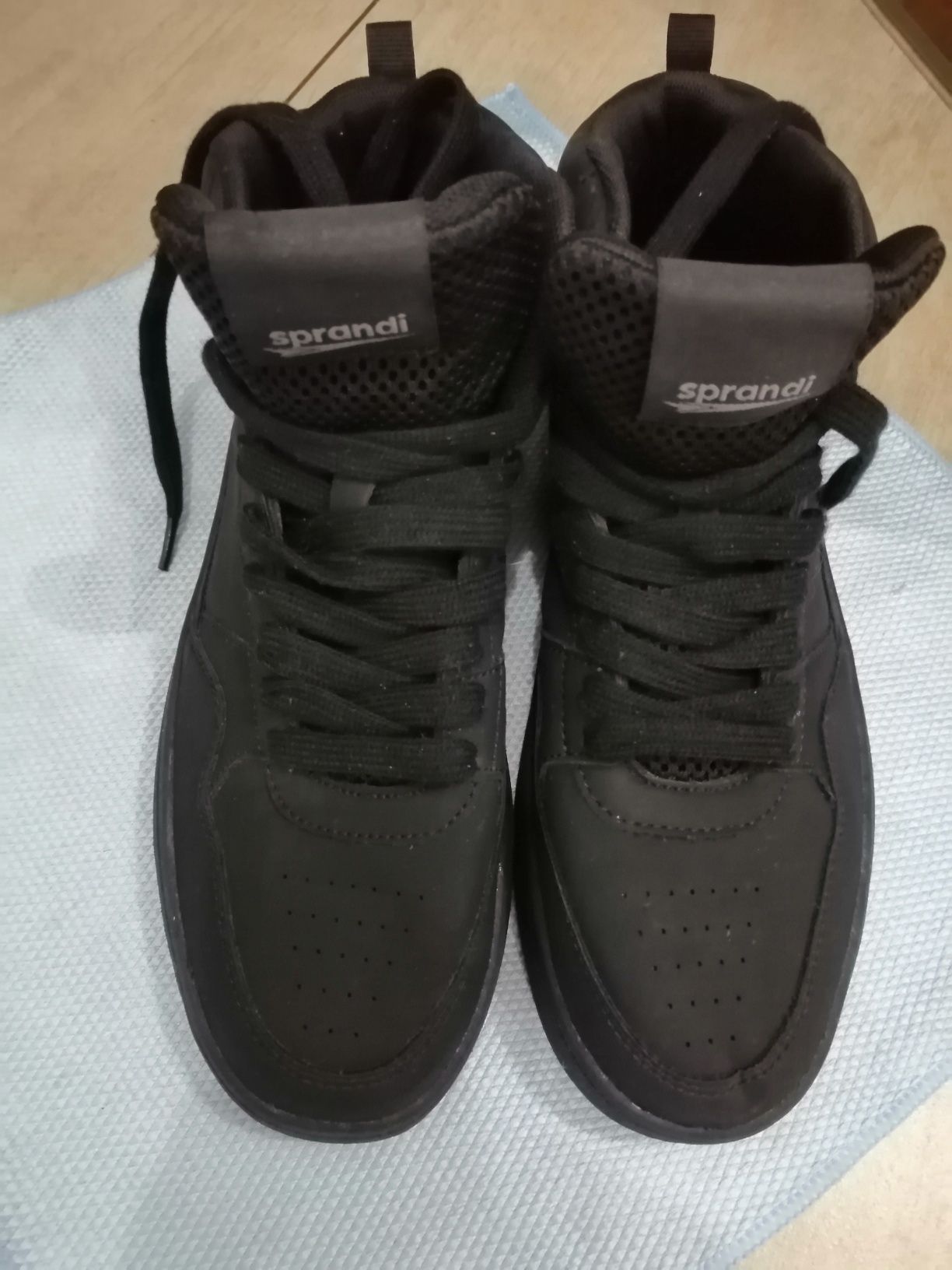 Buty męskie firmy Sprandi.