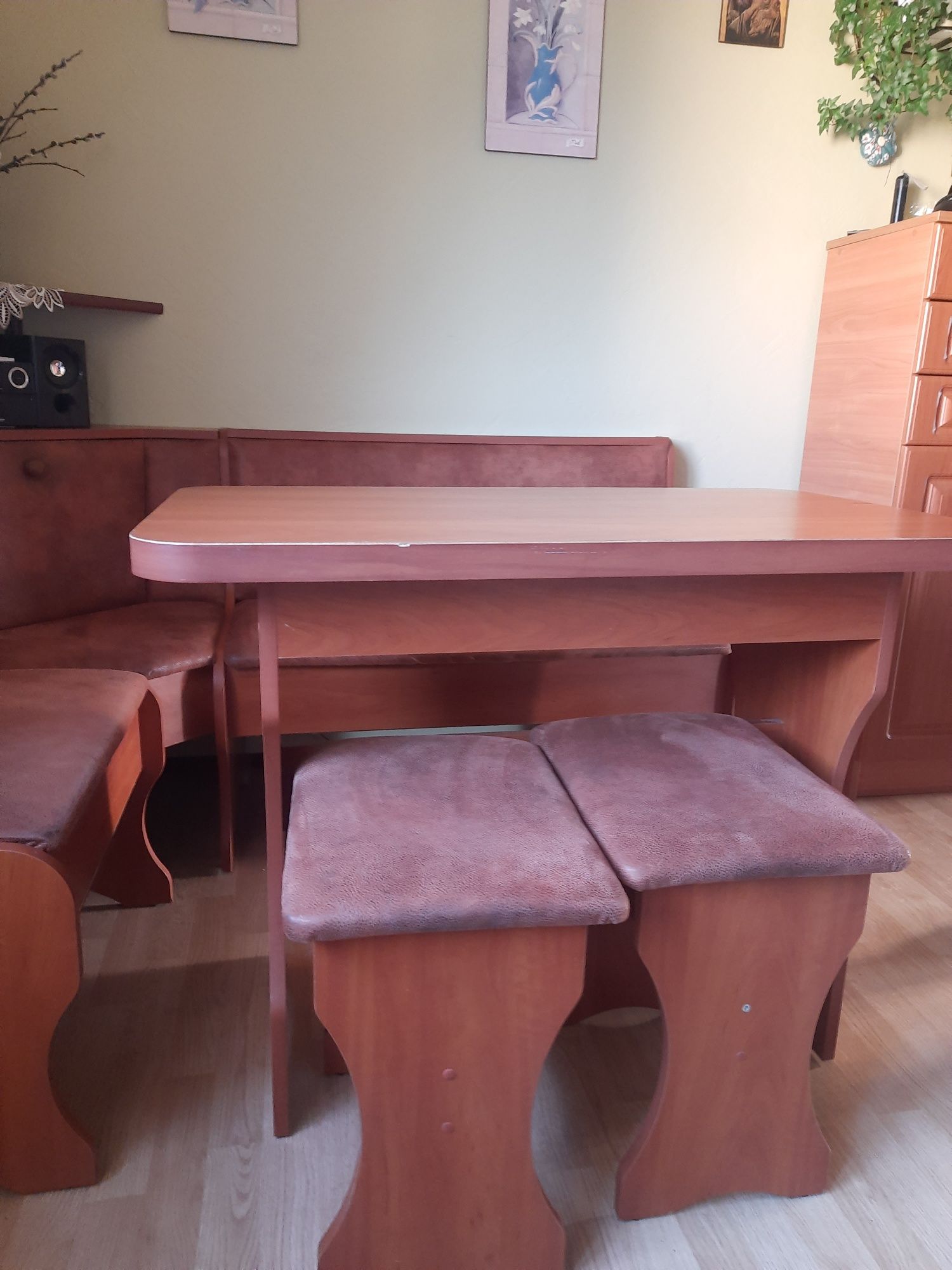 Rogówka, dwa stołki i stół