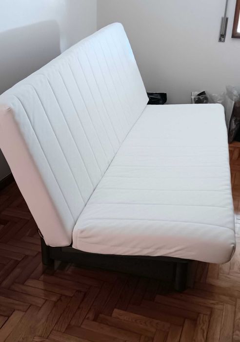Sofá-cama com uma estrutura muito robusta,com colchão novo