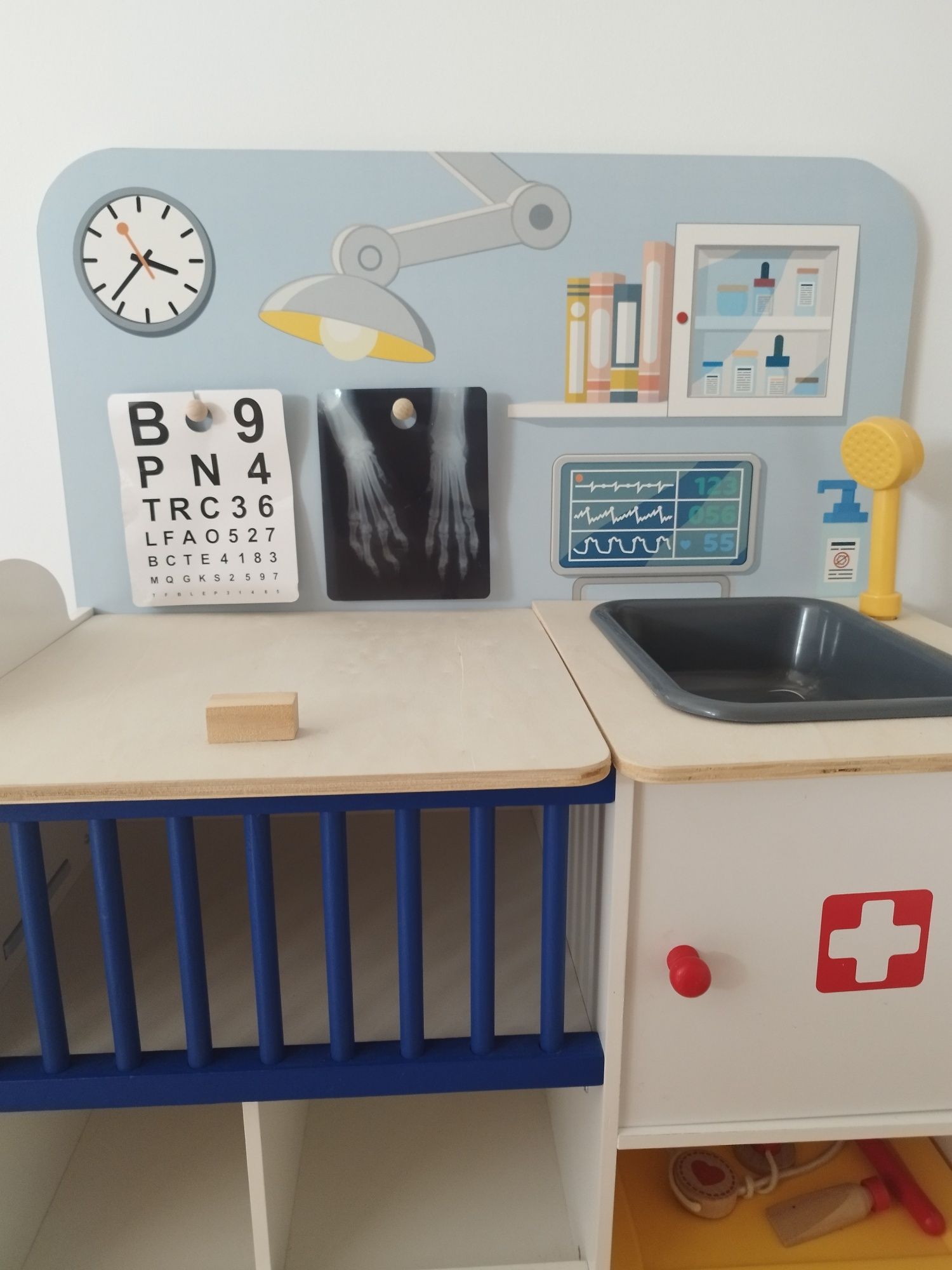 Playtive przychodnia lecznica weterynaryjna drewniana dla dzieci