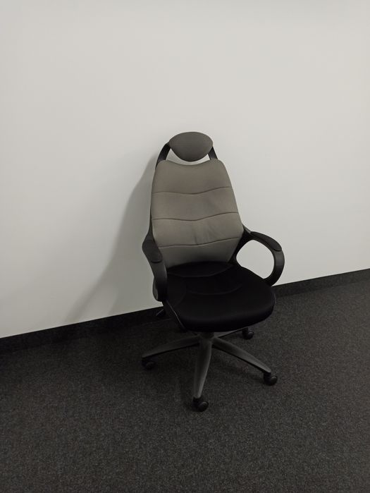 Krzesła/fotele biurowe - obrotowe z zagłówiem