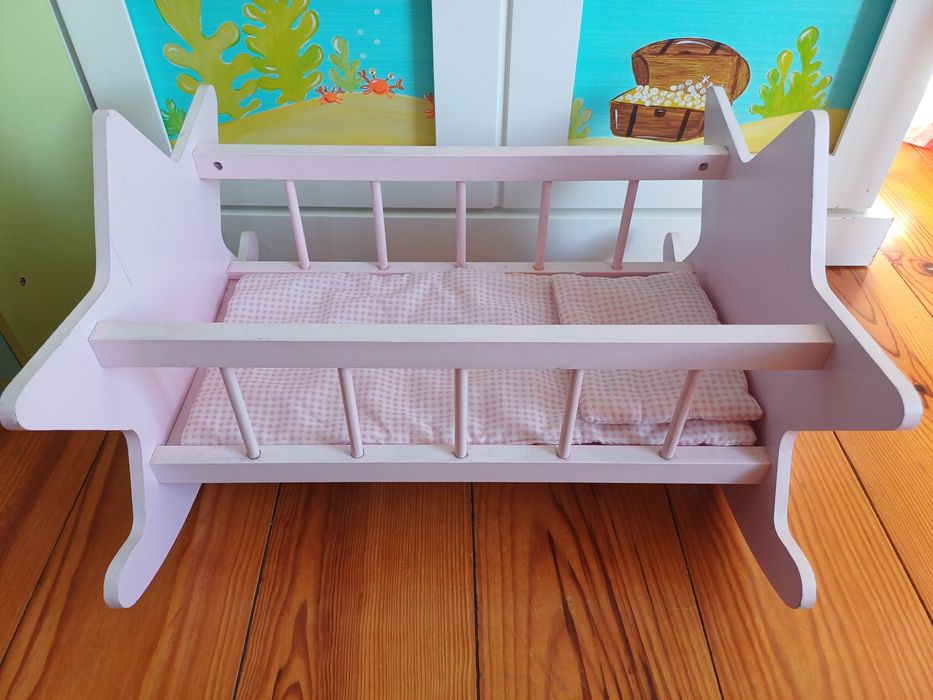 Berço e guarda-fato em madeira para boneca