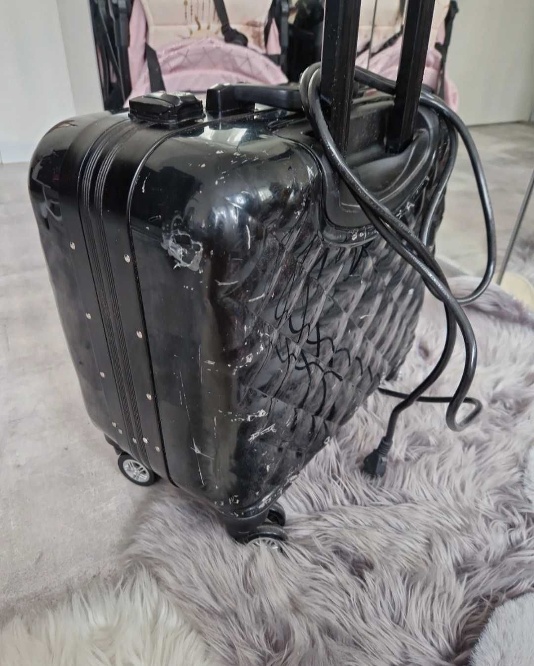 Kufer na kosmetki na kółkach z oświetleniem Iglot