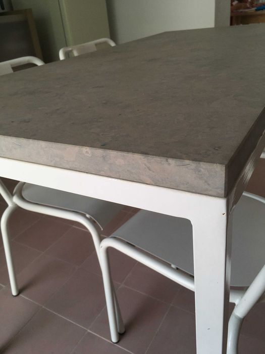 Mesa de jantar em metal e pedra natural