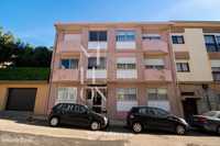 Apartamento T2 situado na Rua Corte Real, Porto.