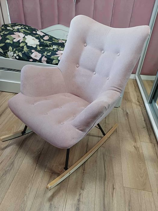 Elegancki fotel bujany duży pudrowy róż