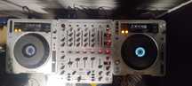 DJ  Pioneer 2 CDJ e mesa de mistura