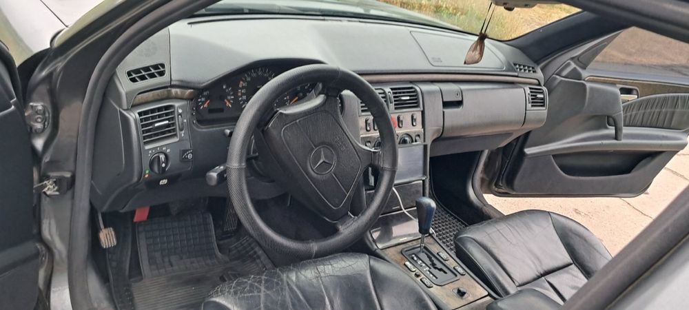 Продам мерседес 210