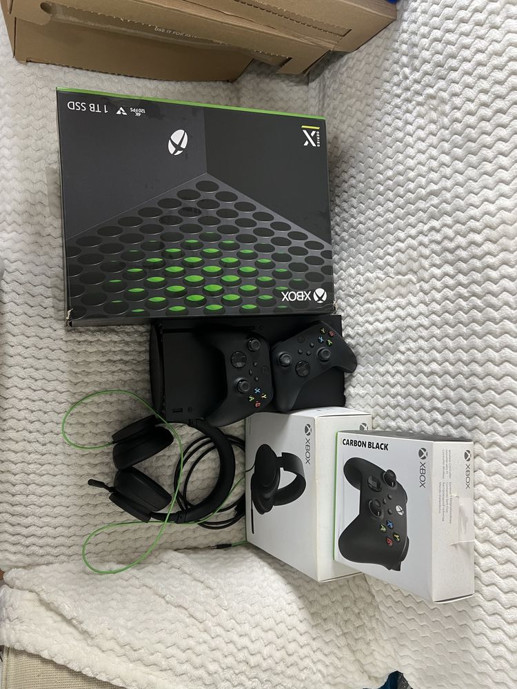 Xbox Series X 1TB + dois comandos + Headset oficial