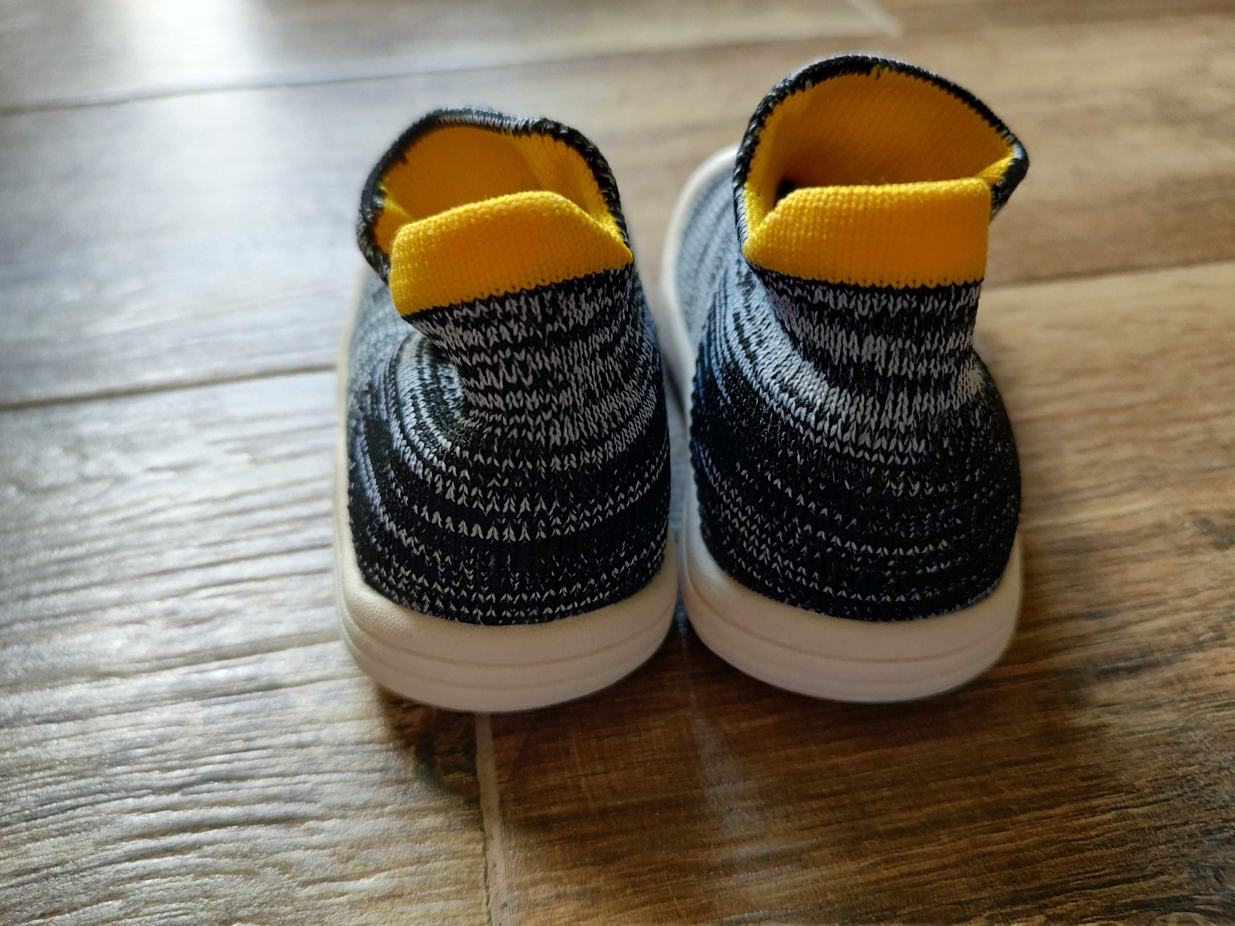 Nowe buty kapcie buciki do przedszkola r19 (zaniżony, realnie ok 22)