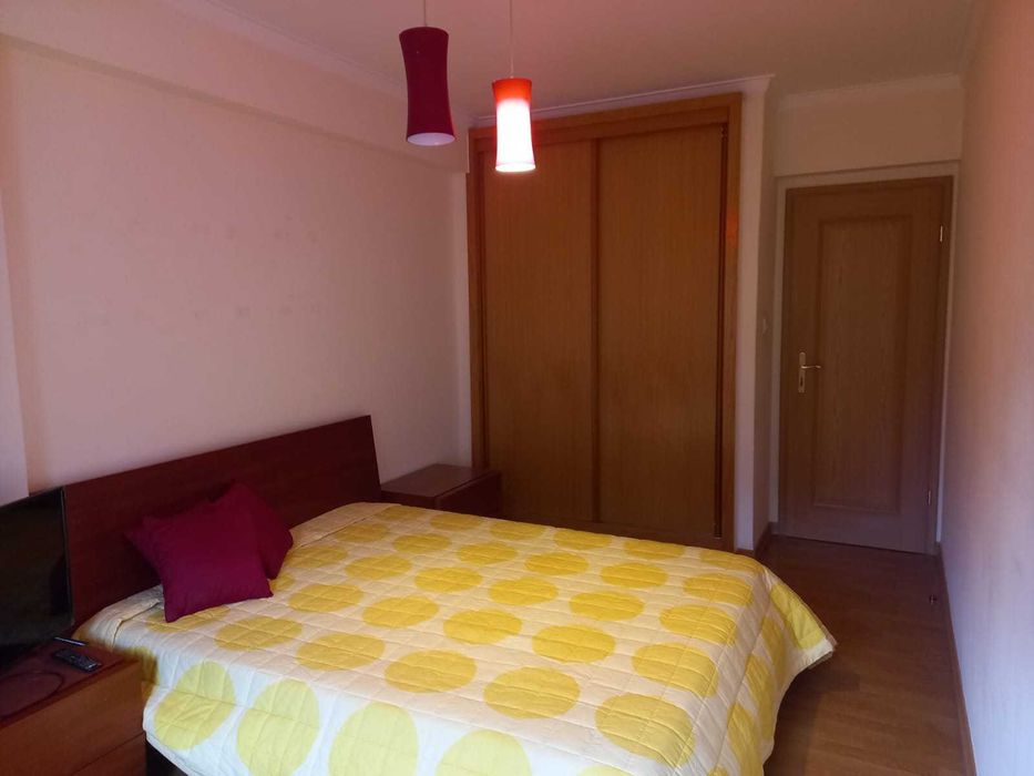 Arrenda-se quarto mobiliado na Damaia de Cima
