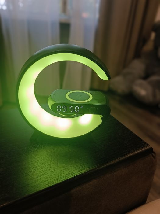 Блютуз колонку с беспроводной зарядкой с подсветкой и часами