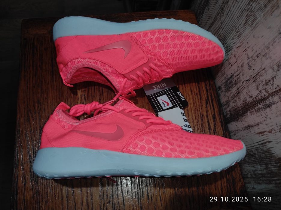 Нові кросівки Nike