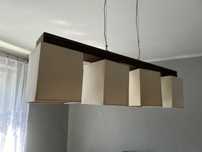 Lampa wiszaca na listwie drewniannej