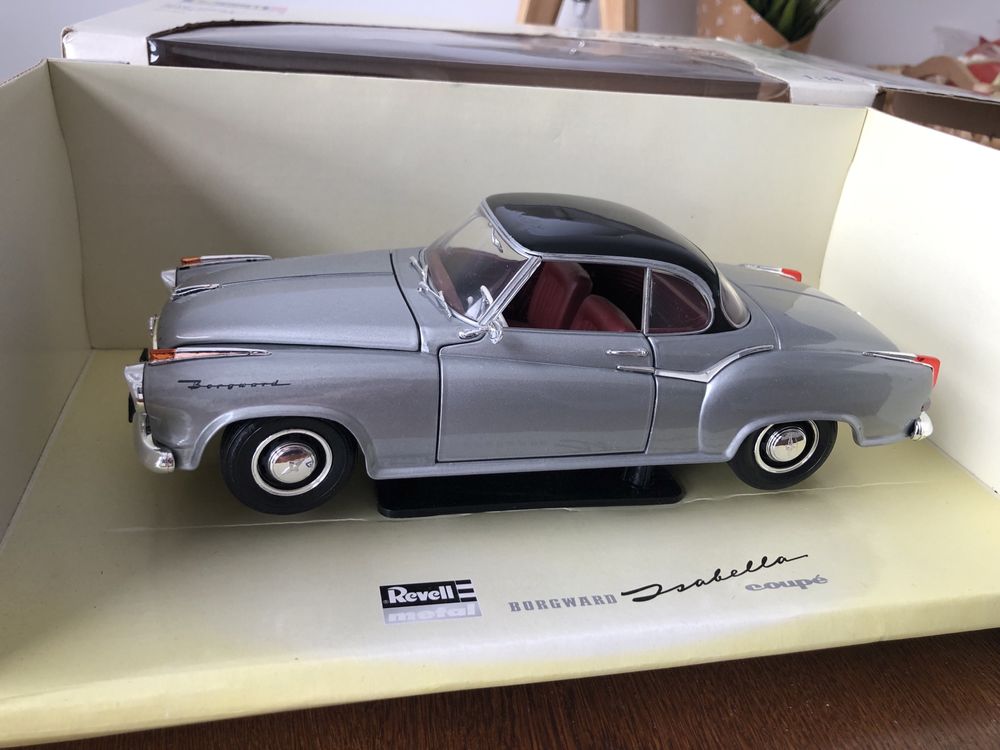 Model Borgward Isabella 1/18 Revell srebrny