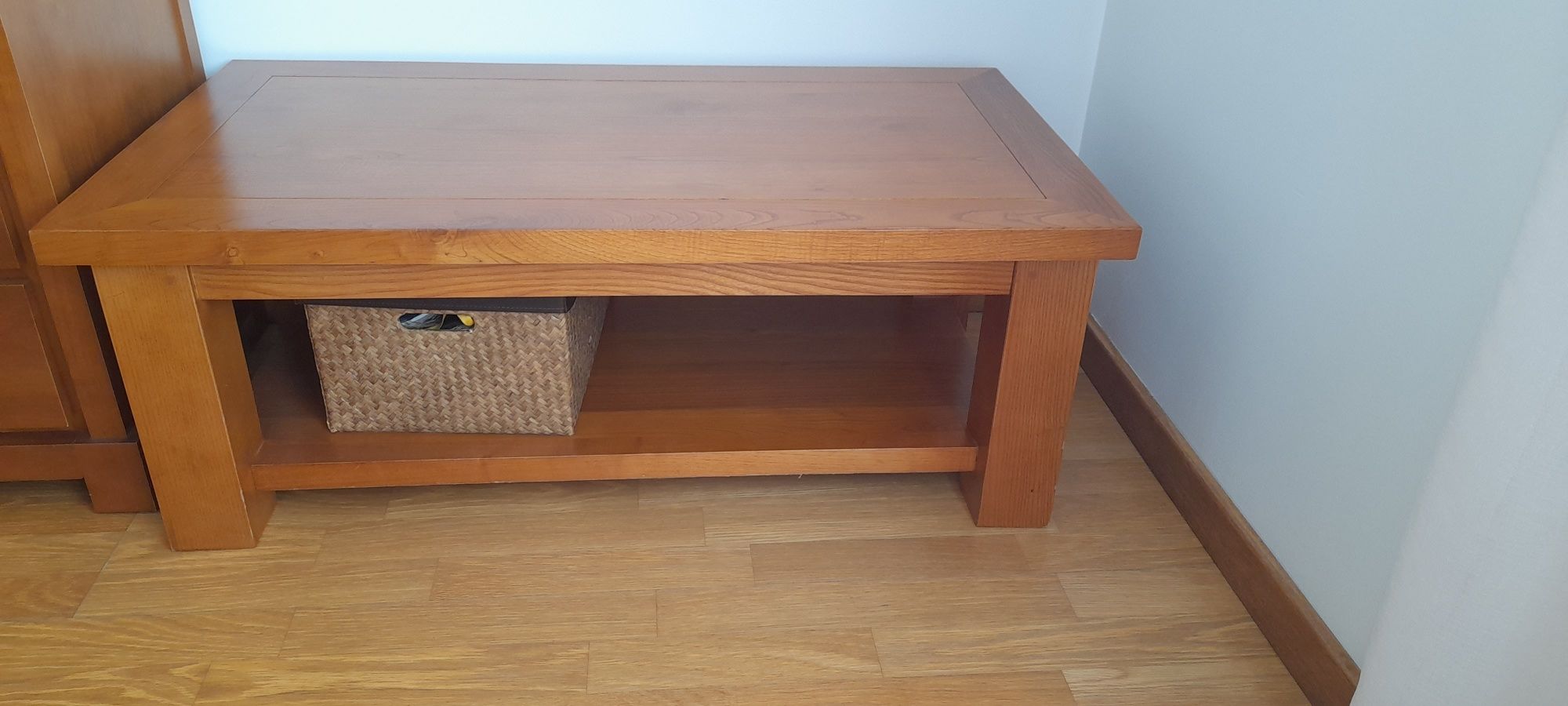 Mesa de sala em madeira maciça castanho