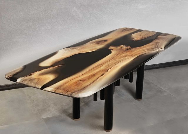 Stylowy stół z drewna. Orzech, żywica epoksydowa i metal.