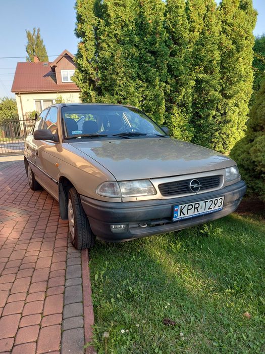 Opel Astra F sedan 2000 - benzyna + lpg
