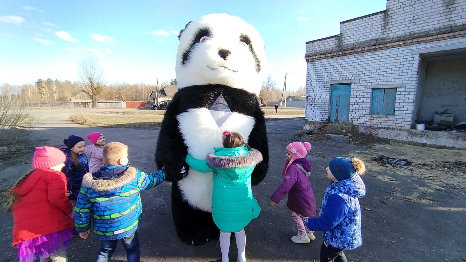 Велика панда та ведмідь, готові до зустрічі з Вами