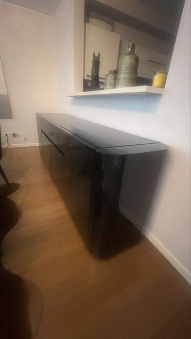 Aparador Preto com detalhes quadriculados