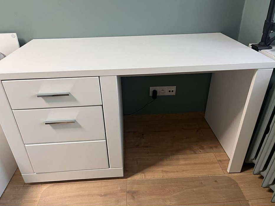 Biurko białe "snow" 138x67x76. Stan bardzo dobry