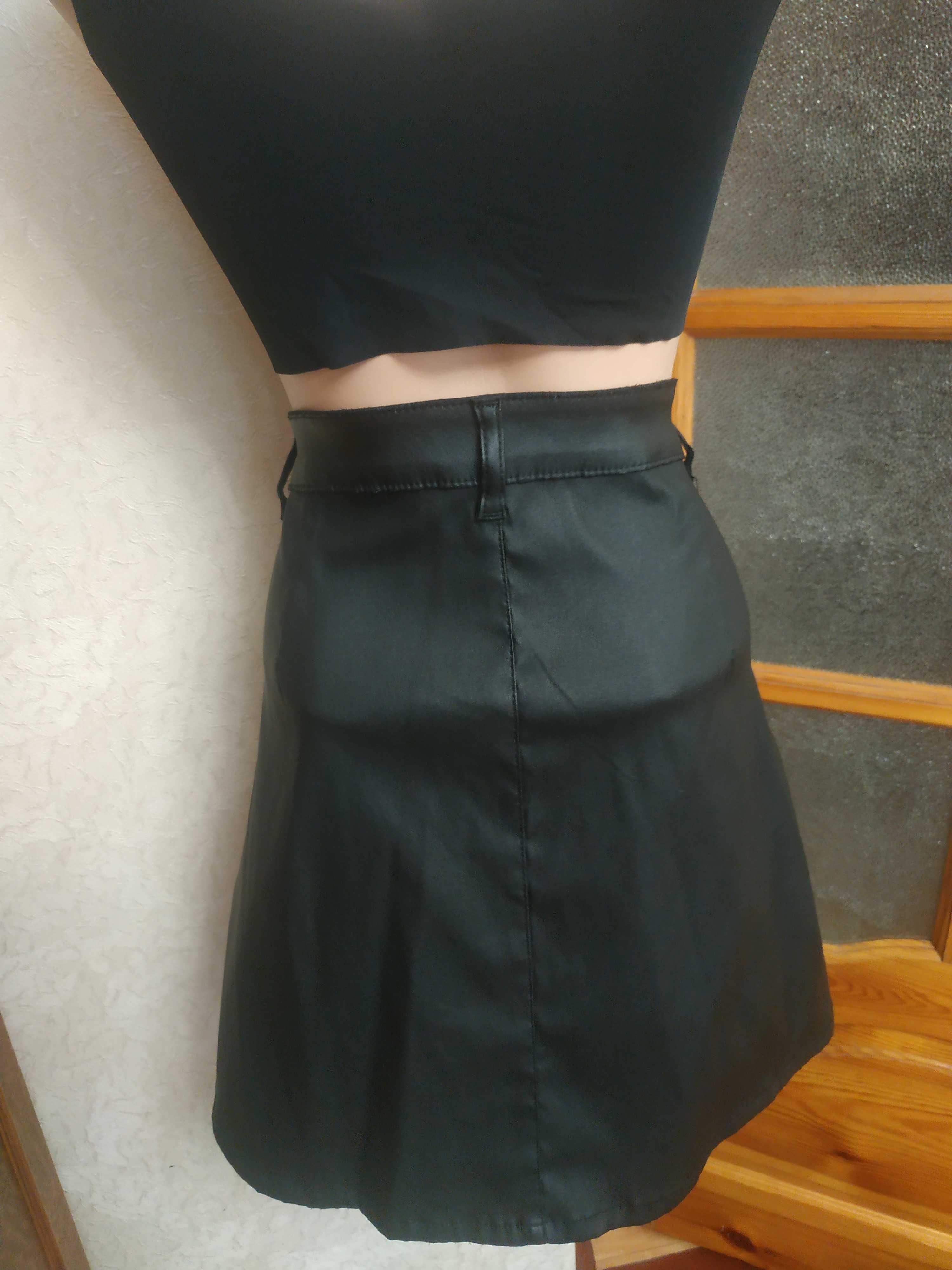 Подростковая топовая черная кожаная юбка с серебристой молнией спереди