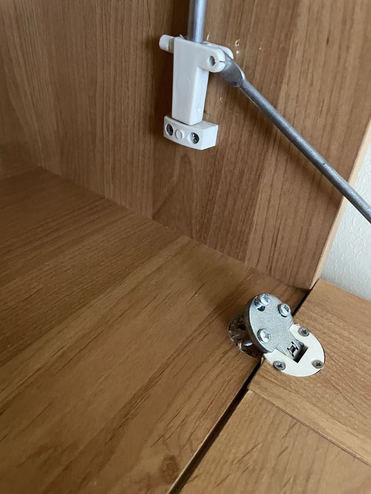 Zamykana szafka z barkiem i półką na książki.