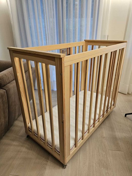 Łóżeczko 140 x 70 na kółkach z materacem