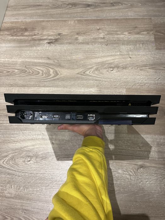 Consola Sony PS4 Pro 4K de 1 TB + 1 comando DualShock