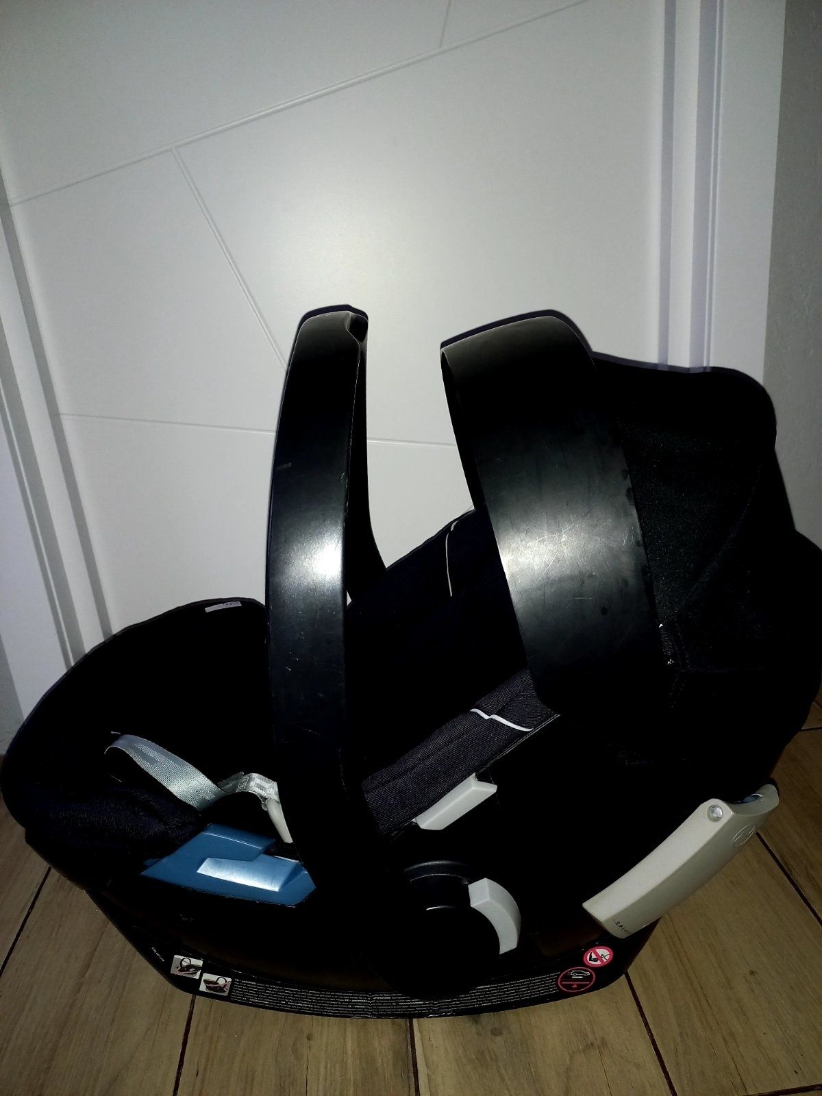 Автокрісло Cybex Aton Pure Black 
Модель призначена для