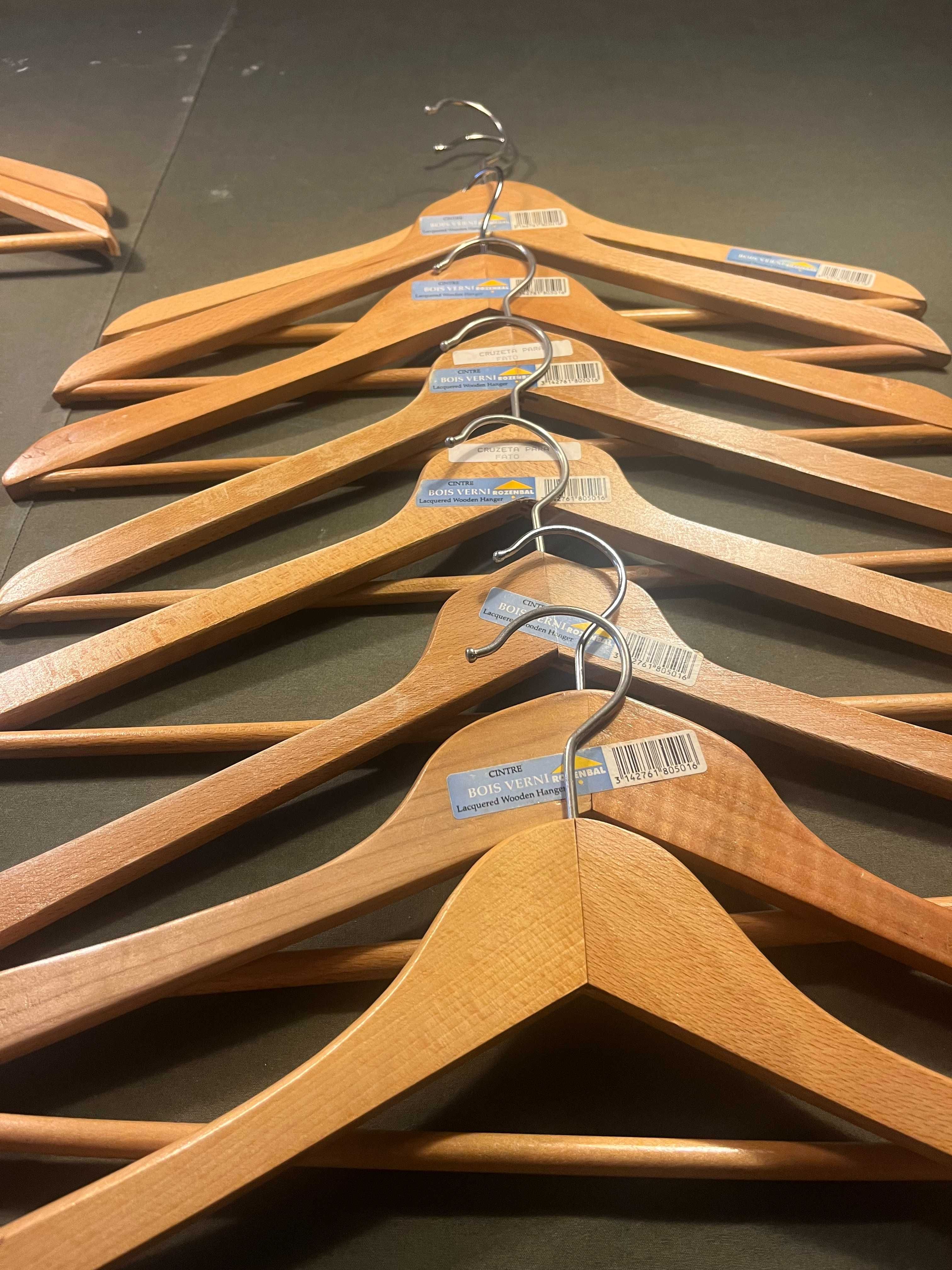 Conjunto de 6 cabides de madeira