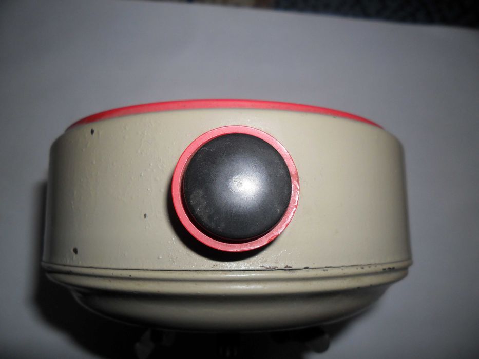 Металлический конструктор в виде будильника.