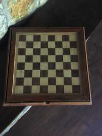 Zestaw gier w drewnianej szachownicy