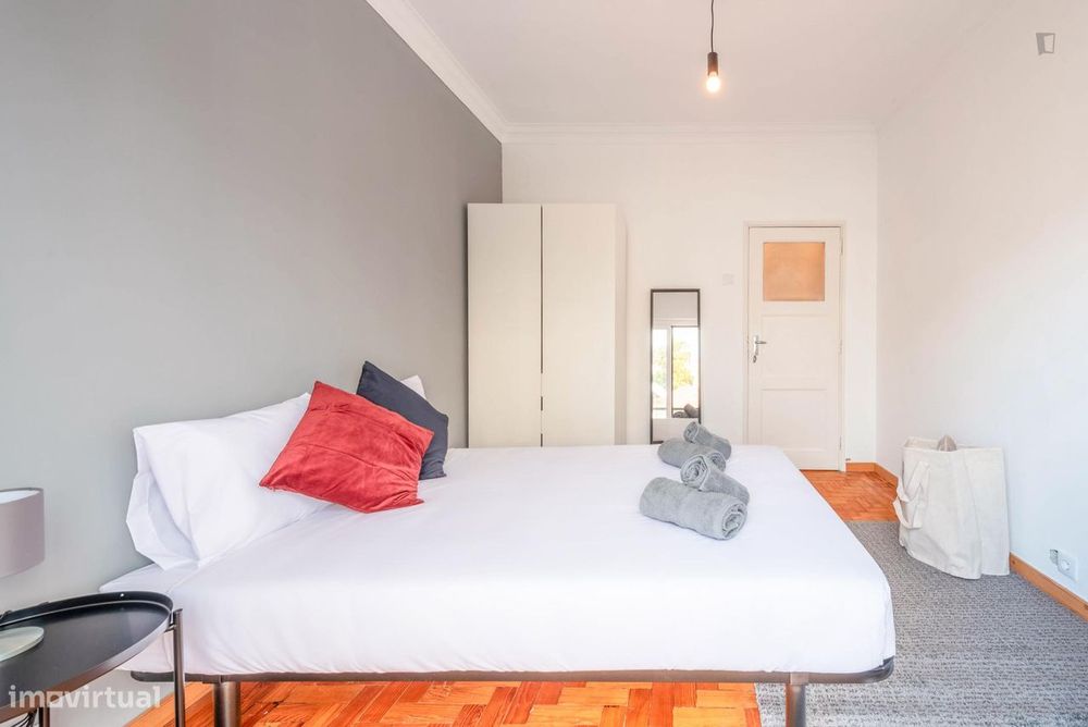 456622 - Quarto com cama de casal, com varanda...