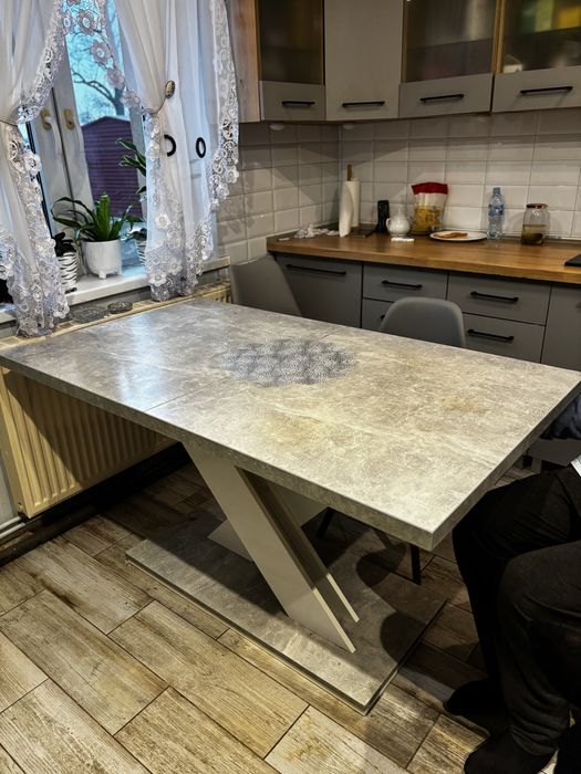 Stół kuchenny jadalniany z krzesłami