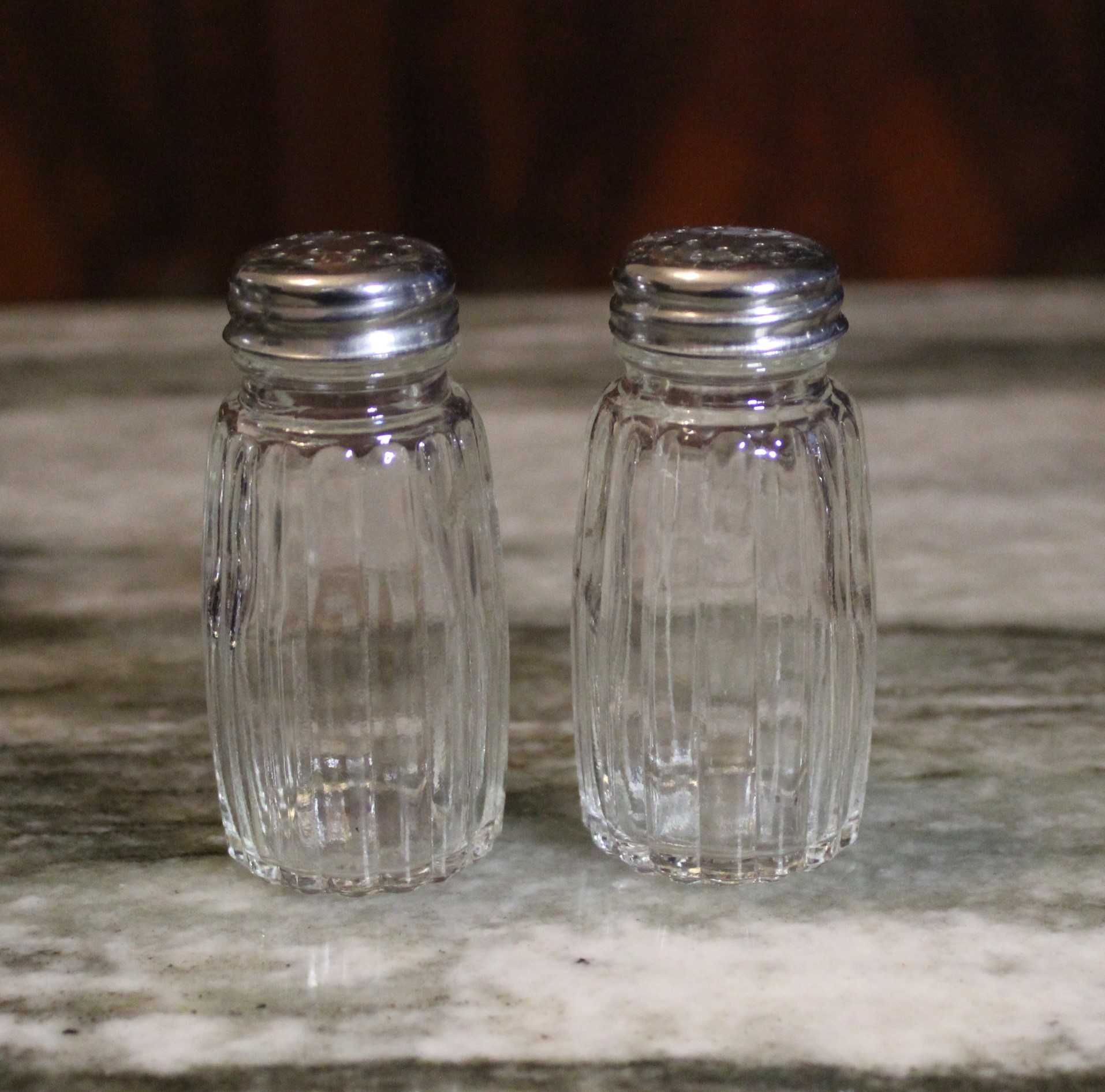 Galheteiro vintage em inox, com um design funcional e clássico.