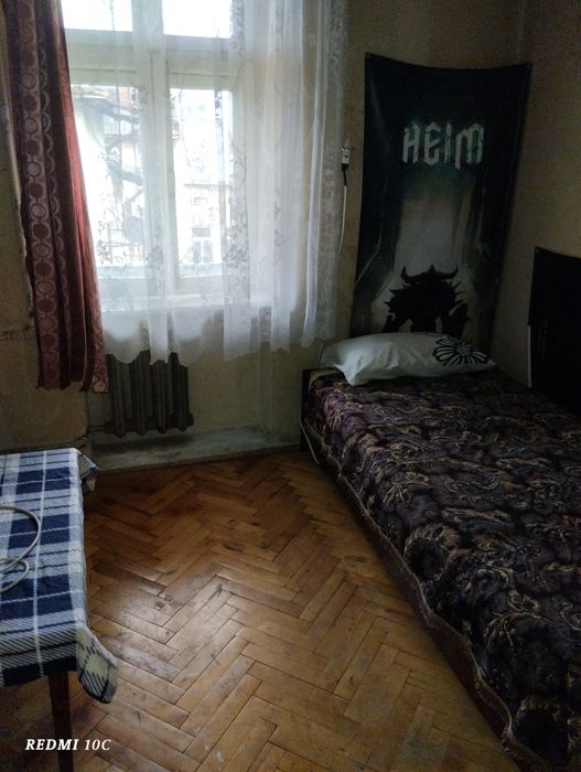 Невеличка кімната