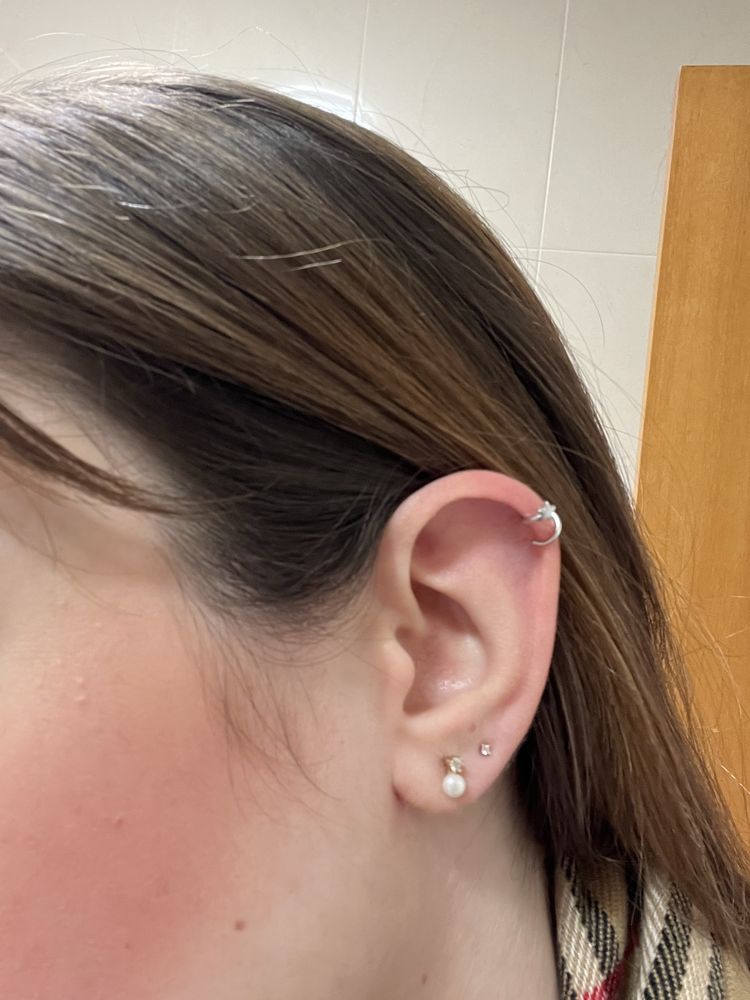 Earcuff de prata com estrela, magnólia