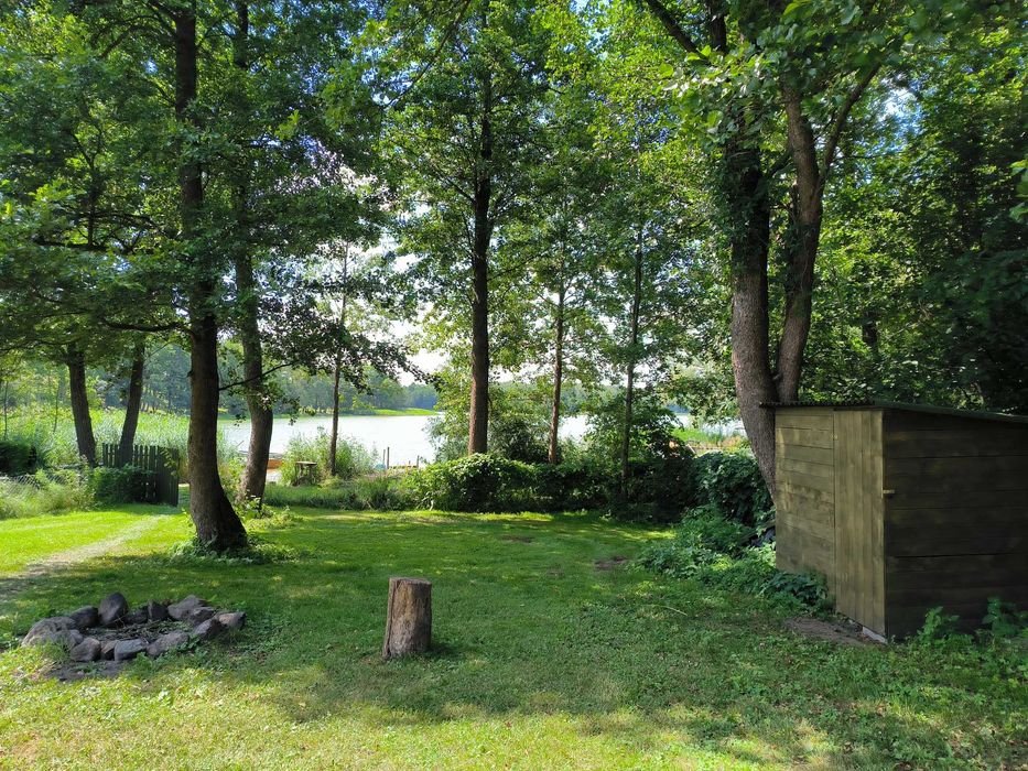 Domek letniskowy nad jeziorem Dadaj, linia brzegowa, pomost, łódki