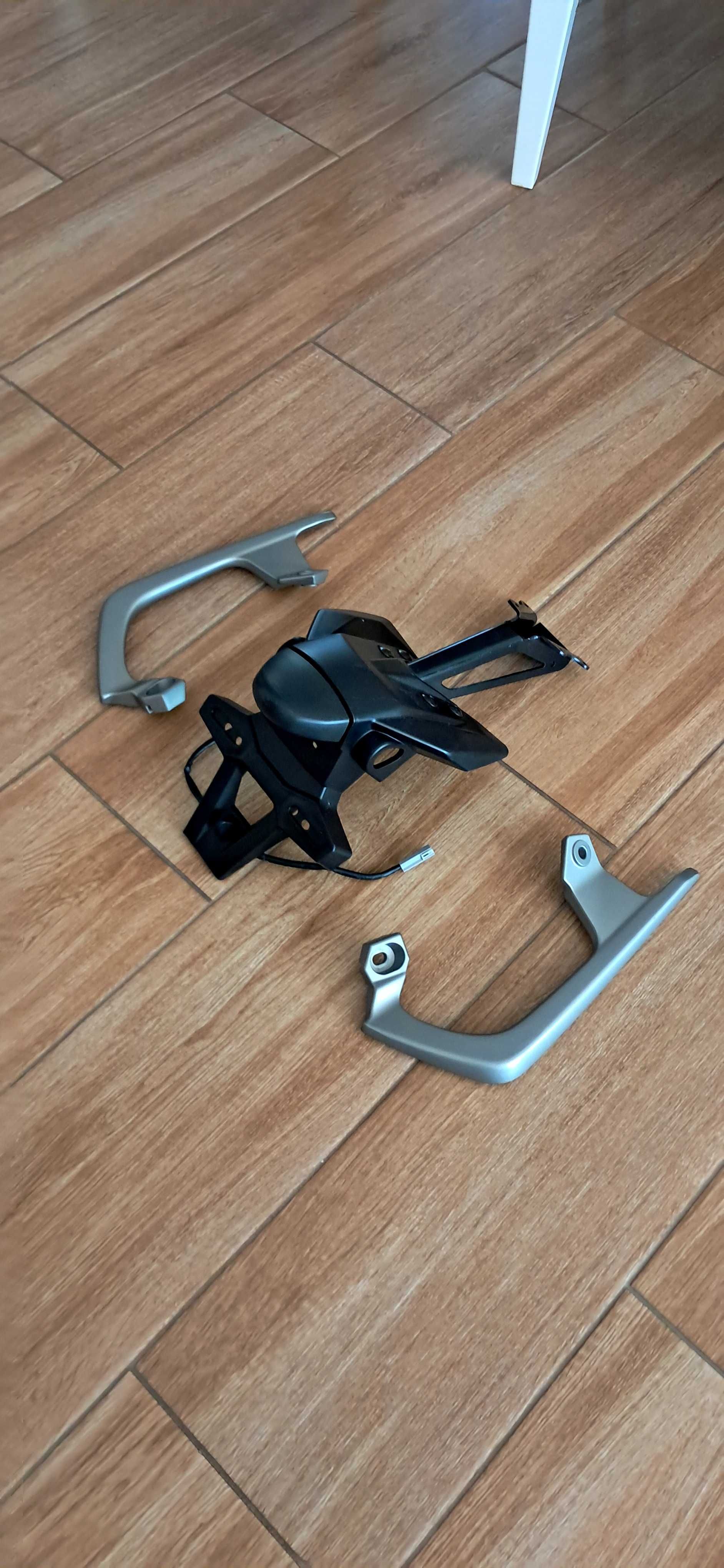 Tracer 900 suporte matricula e pegas