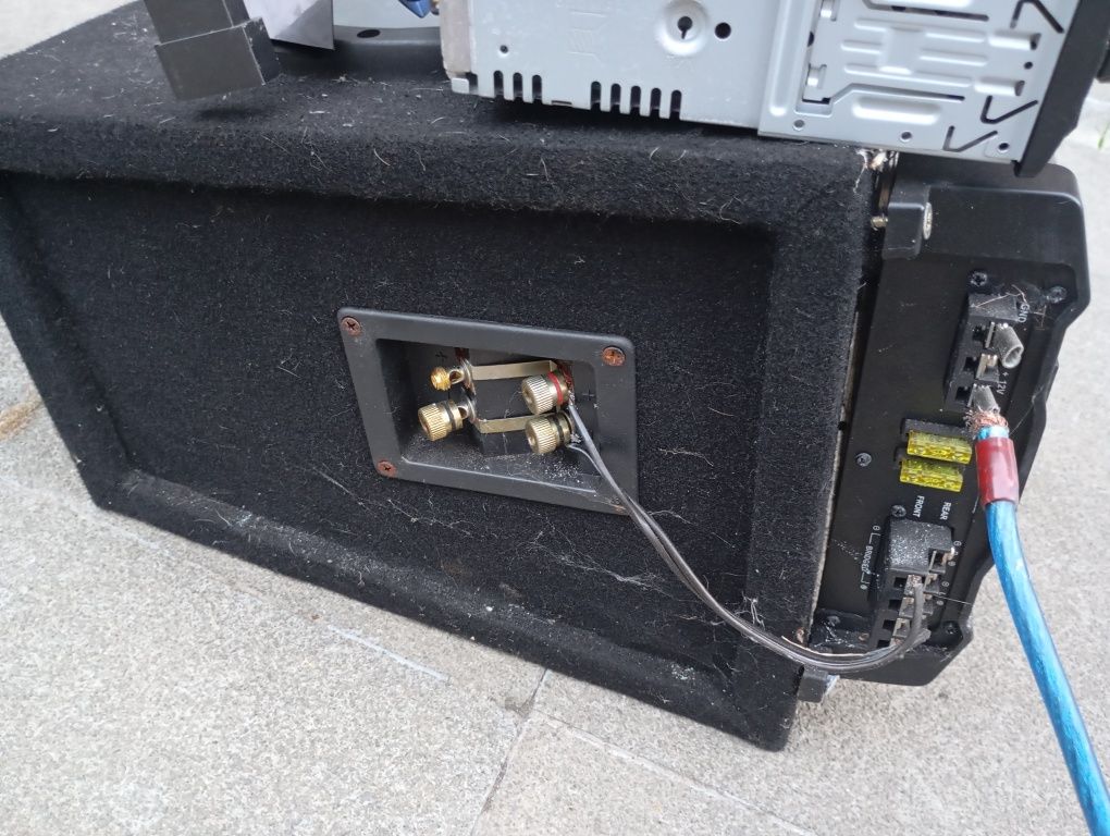Subwoofer MTX że wzmacniaczem i radiem Sony