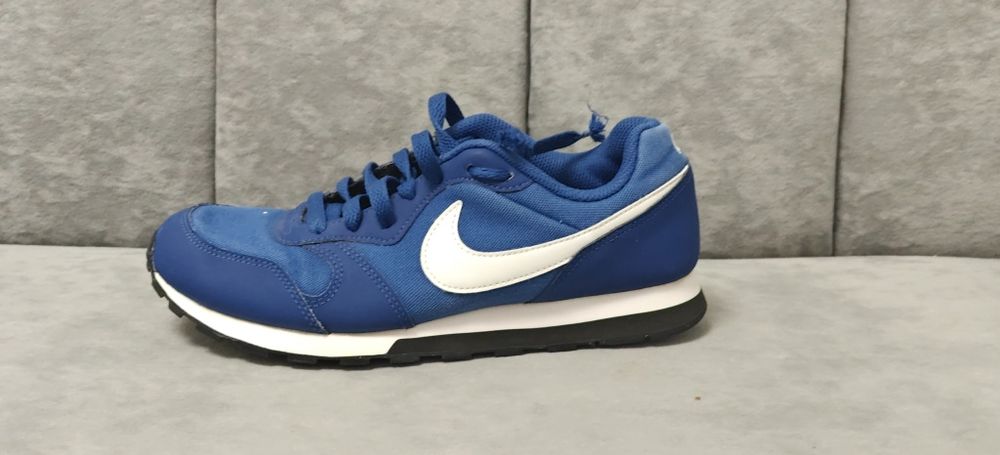 Оригінальні кросівки  Nike MD Runner 2 в хорошому стані.