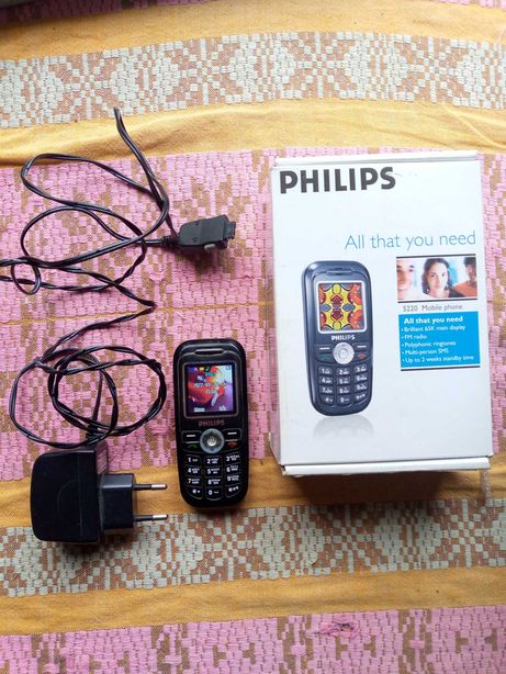 Кнопочний мобільний телефон Philips S220 у робочому стані