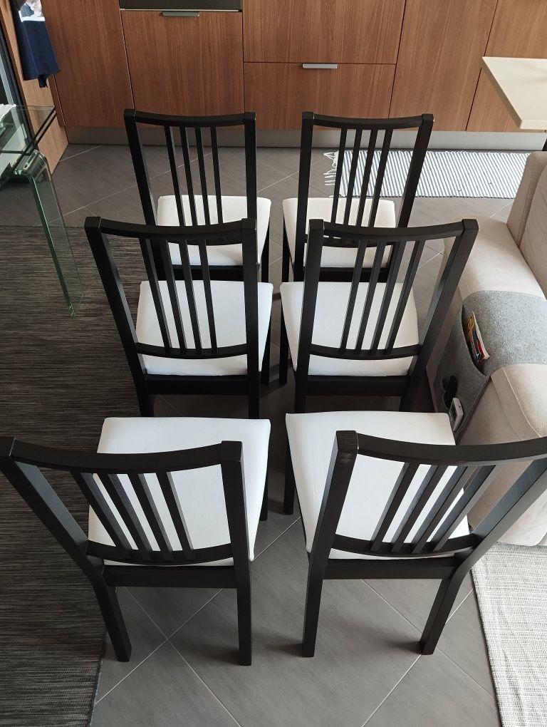 6 cadeiras em madeira acento acolchoado