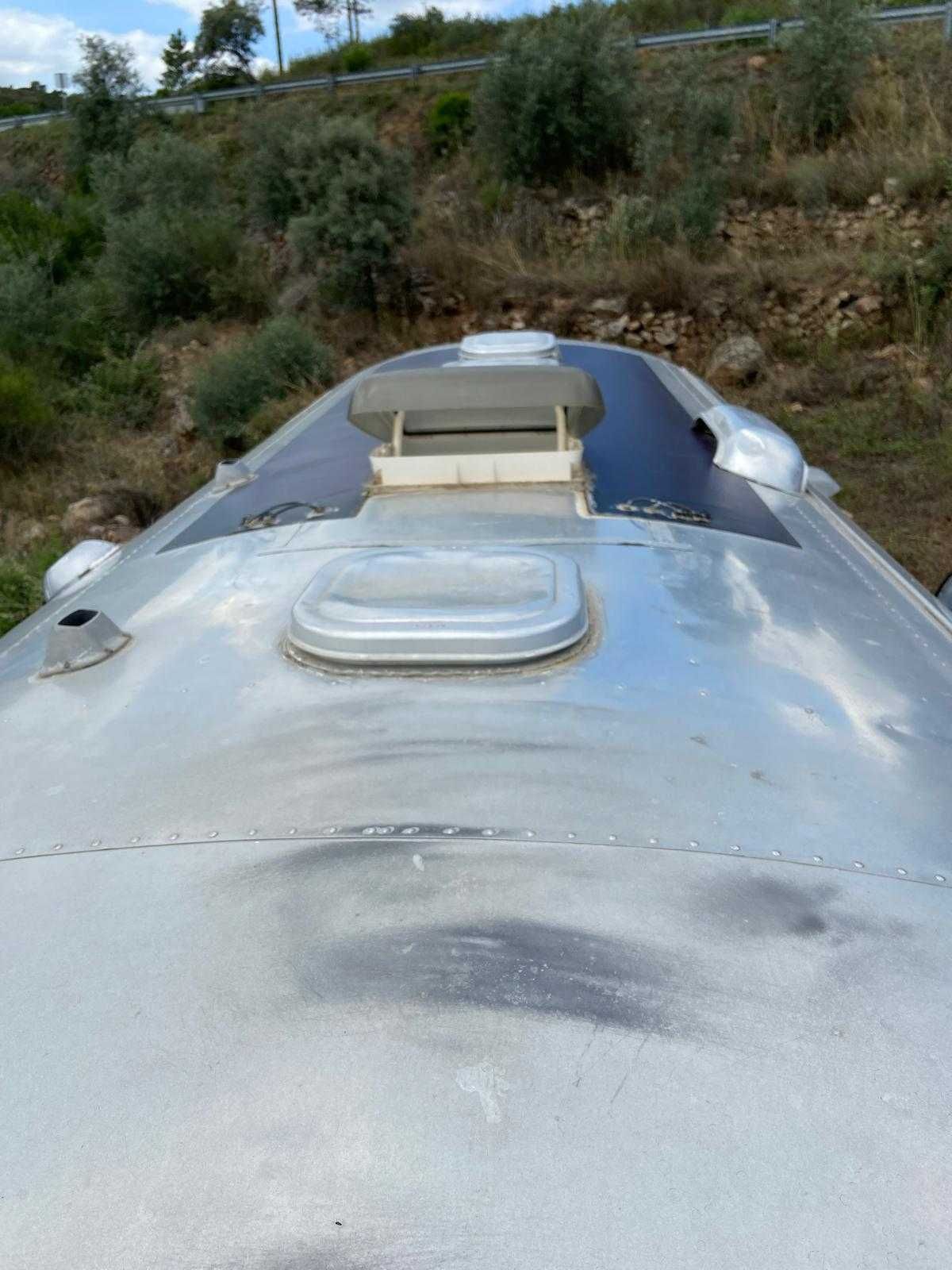 Caravan Airstream Land Yacht Safari 23’ (1970) – clássica