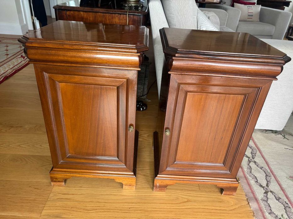 Mesas de Cabeceira Clássicas em Madeira de Cerejeira (conjunto de 2)