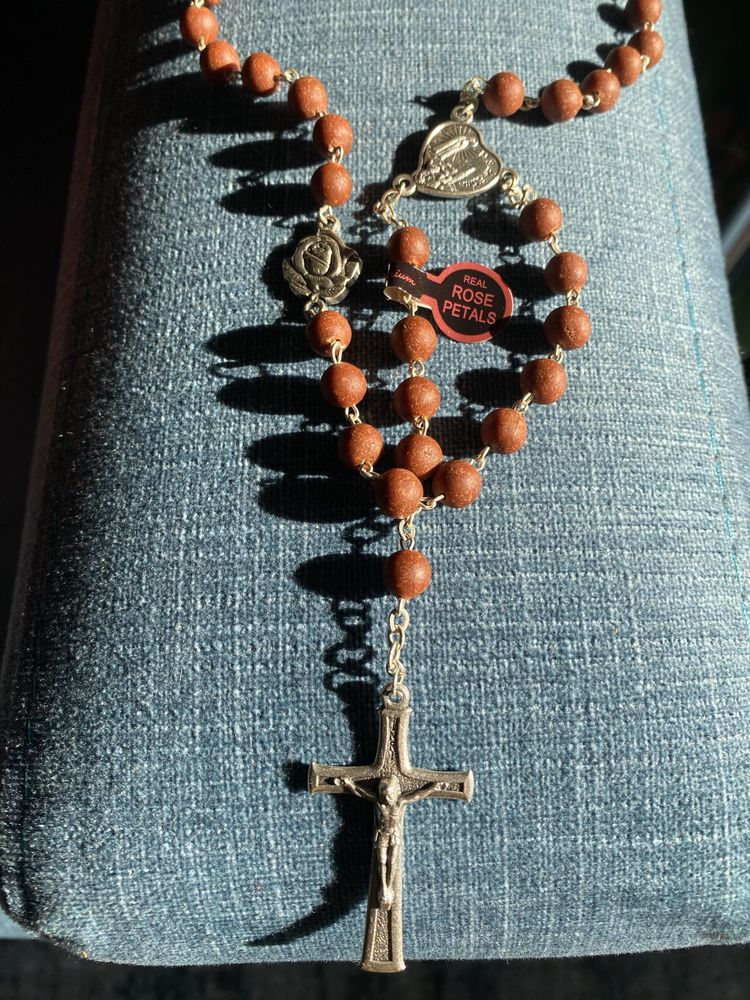 Terço de Nossa Senhora de Fatima feito de cheirosas Pétalas de Rosa